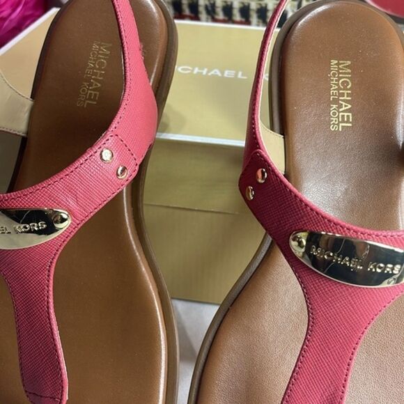 Women's Michael Kors Plate FlatThong Sandal, size 7.5 - Picture 6 of 14